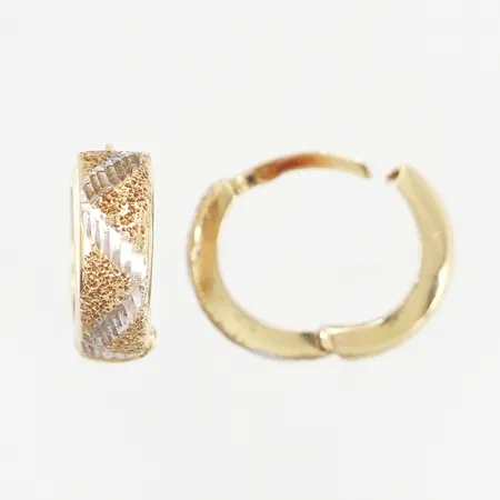 Ett par örhängen, creoler, mönstrad dekor, Ø13mm, detaljer i vitguld, 14K Vikt: 2,1 g