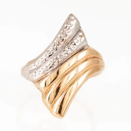 Ring i 14K guld. Den är i storlek 17¾, är 2,3 - 24,5 mm bred och väger 1,0g. Bucklor, ojämnheter. 