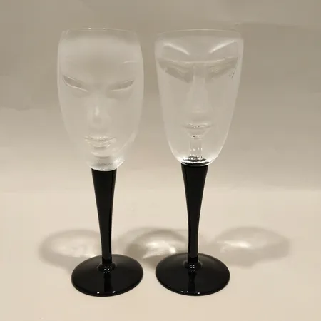 Två vinglas, Kubik Electra, Mats Jonasson, Målerås, klarglas, höjd ca 24-25cm, signerad, etikettmärkt. 
