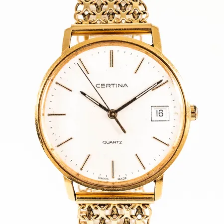 Herrur Certina i 18K guld med band i 18K. Boett Ø 33,5 mm, datum, quartz, gravyr, repigt glas. Totallängd stängd 18,5 cm. Bruttovikt: 40,1g. Går ej, batteribyte krävs?
