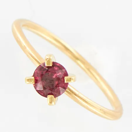Ring med röd sten, stl: 16, bredd: 1,3-5mm, 18K,  Vikt: 1,7 g