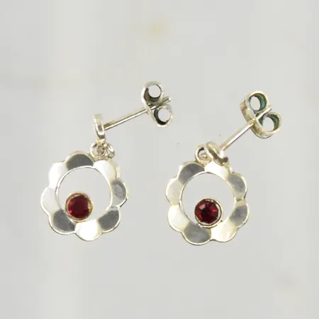 Ett par örhängen med röda stenar, längd 18 mm, bredd 12 mm, 830/1000 silver. Vikt: 2,1 g