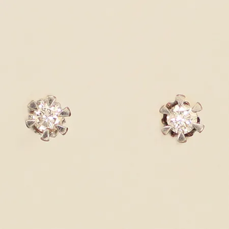 Ett par örhängen med diamanter ca 2 x 0,05ct, ca Ø4mm, vitguld, otydliga stämplar, missfärgat, saknar snurrebussar, 14K Vikt: 0,7 g