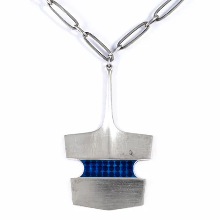 Hänge i silver (925/1000), design Björn Sigurd Östern för David Andersen, Norge. Blå emaljerad dekor. Hänget är 2,8 - 49,5 mm brett, 81,5 mm långt. Kedjans längd 56 cm. Springring. Vikt: 57,5g. 
