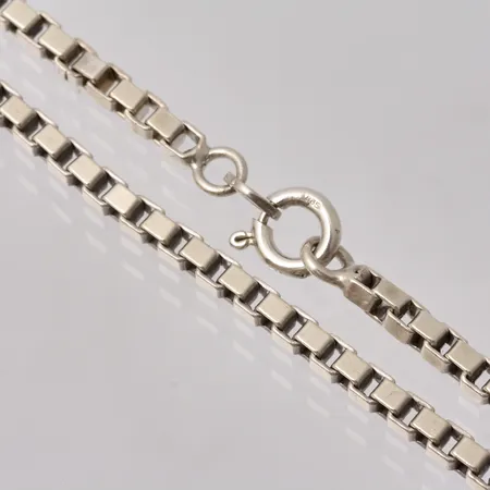 Kedja i silver, 44cm, Venezia, bredd 2,9mm, 830/1000, springringen saknar en ögla, vikt 19,15g.