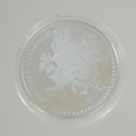 Silverpläterad koppar (med förgylld insats) mynt, diam 35 mm Vikt: 23,5 g