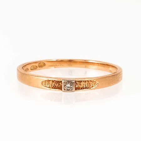 Ring i 18K guld med en åttkantslipad diamant c:a 0,01ct. Den är 1,5 - 2 mm bred, är i storlek 15¾ och väger 1,2g. Finska kontrollstämplar.