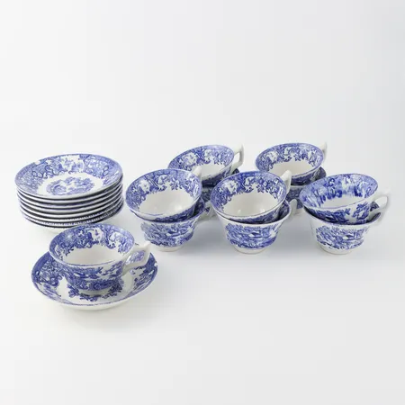 Koppar 11 st Villow varav 2 st med nagg, kaffefat 7 st Rörstrand Svenska Slott, kaffefat 2 st Villow med nagg.Skickas ej. Vikt: 0 g Skickas med postpaket.