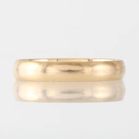 Ring slät med gravyr, storlek 19 ¼ mm, bredd 3.9 mm, 18k. Vikt: 4,8 g