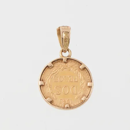 Mynthänge Dos Pesos 1945, diameter 13.6 mm, 21.6k i myntet och 18k i infattningen. Vikt: 2,2 g