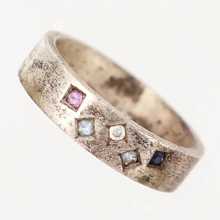 Ring med stenar, stl 17¾, bredd: 5mm, missfärgad, silver 925/1000 Vikt: 5 g