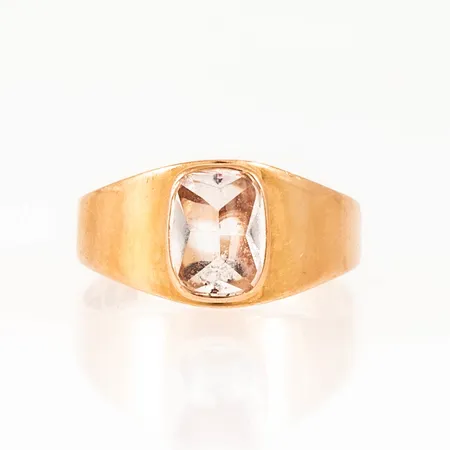 Ring i 18K guld med en vit sten. Den är 3,1 - 9,5 mm bred, är i storlek 17 och väger 3,1g. 