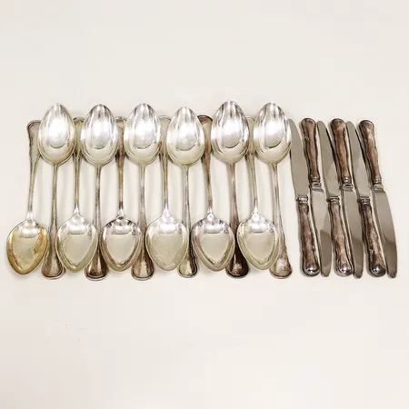 6 förrättsknivar 176mm (stål i blad) 12 bordsskedar 187mm, modell Hallbergs Chippendale, C.G.Hallberg, bruttovikt 794,3g, silver 830/1000.