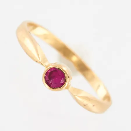 Ring med rosa sten, stl 15¾, bredd 4mm, 18K Vikt: 1,2 g