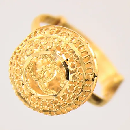 Ring med genombruten dekor, stl 15¼, bredd:1,8-13,4mm, justerbar ringskena, skev, 21K. Vikt: 2,1 g
