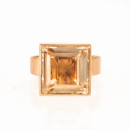 Ring i 18K guld med bergkristall 12,5 x 12,5 mm. Den är i storlek 17¾, är 3,7 - 13,3 mm bred och väger 7,5g. Stämplad R9 (1967), CRS (Sundells Guld, Finspång), 18K & kattfot. 