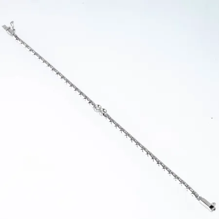 Armband i silver (835/1000) med två vita stenar. Det är 19 cm långt, 3,5 - 4,5 mm brett och väger 7,3g. Kistlås. 