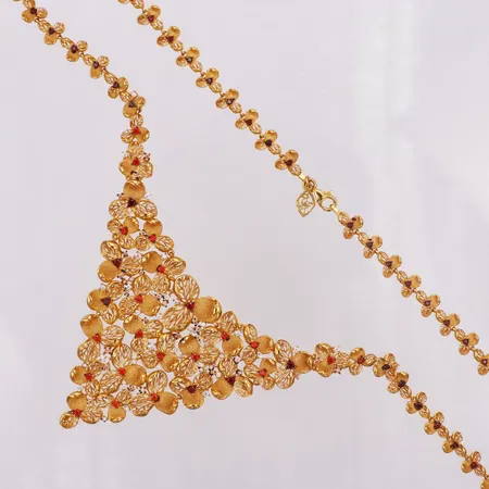 Collier, färgade stenar, ca längd 47cm, bredd 7-49mm, 21K Vikt: 31,1 g