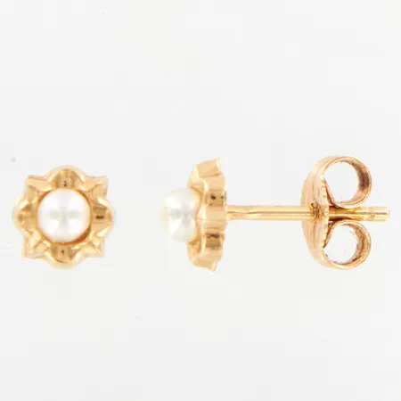 Ett par örhängen med pärlor, Ø6mm, saknar en snurrebuss, 18K Vikt: 0,8 g