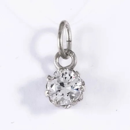 Hänge i silver (835/1000) med cubik zirkonia Ø 7 mm. Längd inkl. ögla 14,5 mm. Vikt: 0,7g. 