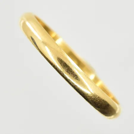 Ring, stl 21, bredd 3 mm, gravyr, 18K. Vikt: 3,7 g