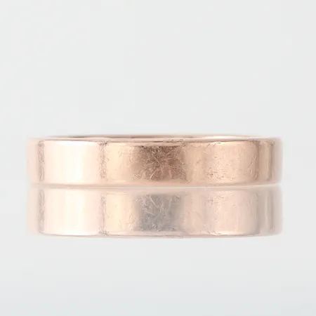 Ring slät med gravyr, storlek 17 ¾ mm, bredd 4 mm, 14k. Vikt: 5,5 g