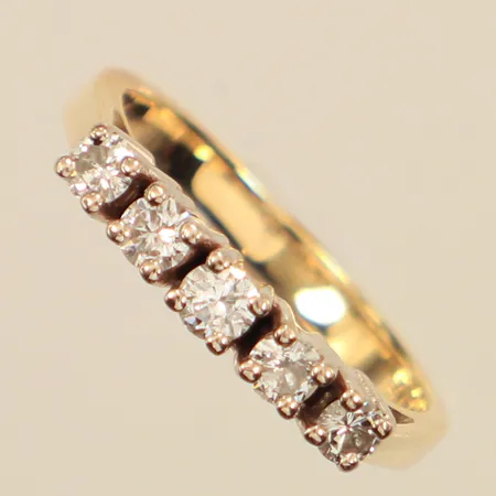 Ring med diamanter 5 x ca 0,05-0,08ct, stl 16, bredd ca 2,5-3mm, 14K Vikt: 2,9 g