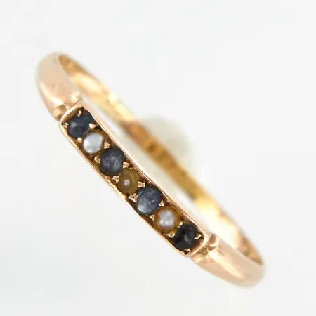 Ring med safirer samt pärlor, stl 18¾, bredd 2mm, 14K Vikt: 1,3 g