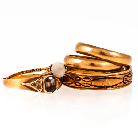 Diverse defekt/graverat guld i 18K. Vikt: 24,3g. 