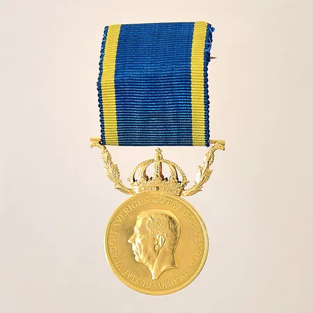 Medalj, Gustaf VI Adolf Sveriges Götes och Vendes Konung, För nit och redlighet i rikets tjänst, Ø28mm, tygband, fäste i 18K, gravyr, repig, 23K, bruttovikt: 17,1g Vikt: 0 g