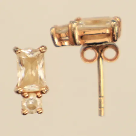 Ett par örhängen, vita stenar, längd 9,2mm, bredd 2,9-3,8mm, en snurrebuss saknas, förgyllt silver  Vikt: 1,6 g