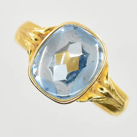 Ring med blå sten, stl 18¼, bredd 4-12 mm, gravyr, 23K. Vikt: 6 g