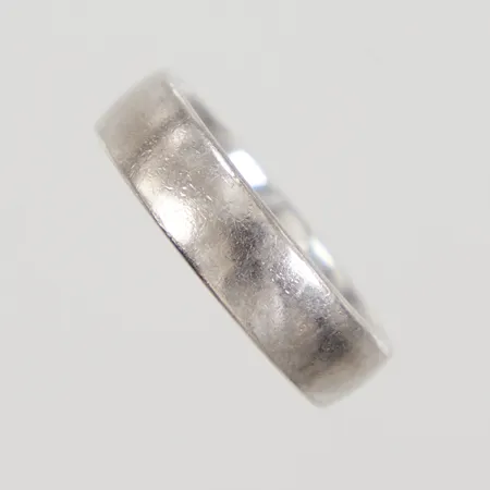 Ring, stl 16½, bredd 5mm, ograverad, vitguld, Schalin 18K Vikt: 5,8 g