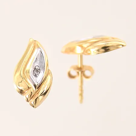 Ett par örhängen med vita stenar, 13x7mm, skeva stift, 8K Vikt: 0,8 g