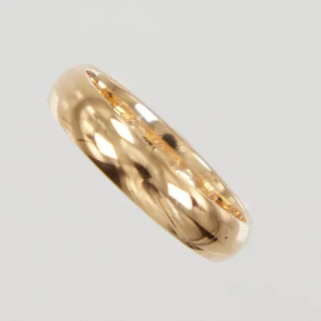 Ring, stl 16½, bredd 4mm, gravyr, Schalin 18K Vikt: 3,8 g