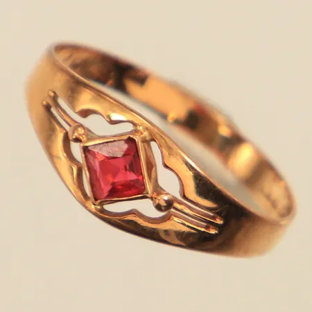 Ring med röd sten, stl 17¼, bredd ca 2-7mm, gravyr, år 1906, 18K Vikt: 1,3 g