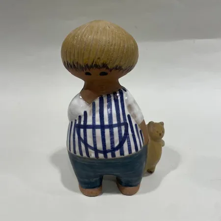 Figurin, Malin ur serien Larsons ungar, Lisa Larson för Gustavsberg, glaserat stengods, höjd ca 18cm, märkt, mindre tillverkningsfel, troligen andra sortering, glasyrdefekter, nagg