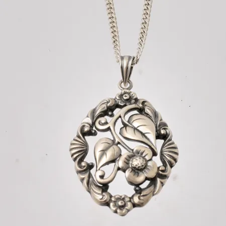 Hänge med kedja i silver, mått 26,3x43,3mm, tillverkad av Guldvaruaktiebolaget G. Dahlgren & Co Ab, år 1947, kedja 62cm, Pansar, bredd 2,2mm, 830/1000, vikt 14,42g.