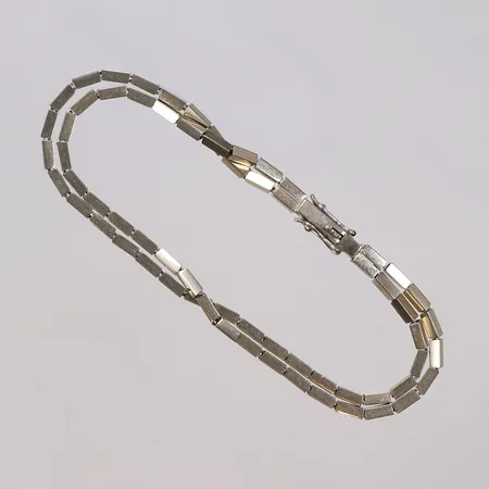 Armband tvåradigt, 18,5cm, bredd 4mm, vitguld, 18K  Vikt: 11,8 g