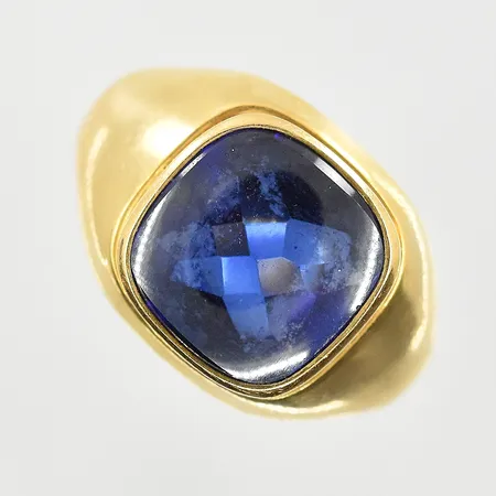 Klackring med blå sten, stl 18¼, bredd 3-14 mm, 18K. Vikt: 4,4 g