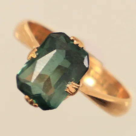 Ring med grön sten, troligen grön granat, stl 18¼, bredd ca 3,5-12mm,  Wallin Gravyr O Guldverkstaden Ta, år 1962, 18K Vikt: 3,9 g