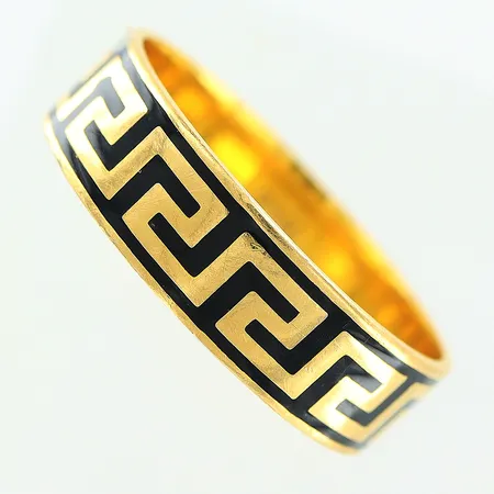 Ring, meanderbård i emalj, stl 19¼, bredd 5,5mm, 21K Vikt: 4 g