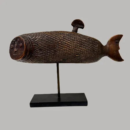 Bronsskulptur "Månfisken" Stig Lindberg, höjd ca 20cm, längd ca 28cm, No 321, signerad, patinerad brons, Månfiskbroschyren medföljer, gåva från försäkringskassan 1983. Vikt: 0 g Skickas med postpaket.