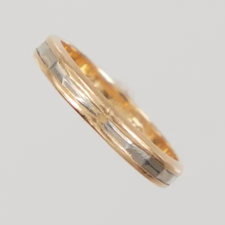 Ring, stl: 17½, bredd 3,4mm, gravyr, 18K Vikt: 3,3 g