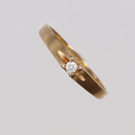 Ring med vit sten, stl 18, bredd 1,5-3mm W&A, (Sävsjö Guldsmeds AB, Sävsjö 1988) 18K  Vikt: 1,7 g