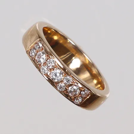 Ring med vita stenar stl 18 bredd 4mm, GBA, Bergkvarna 18K Vikt: 9,3 g