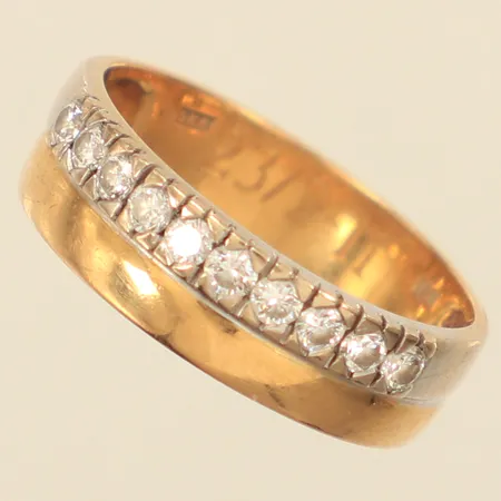 Ring med diamanter ca 10 x 0,02ct, stl 17, bredd ca 5mm, repig, gravyr, 18K Vikt: 3,2 g