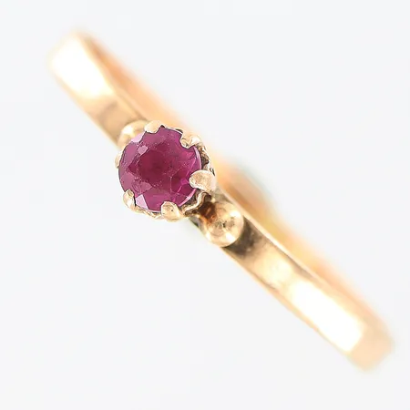 Ring, rosa sten, nagg, stl 19¼, bredd 2-4mm, skev skena, 14K Vikt: 1,5 g