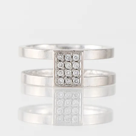 Ring vitguld med diamanter, dubbelskena, PCHFB Production AB Bergkvara,gravyr storlek ca 19 mm, bredd 8.5-8.9 mm, 18k. Vikt: 10 g