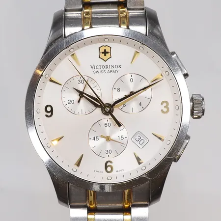 Herrur Victorinox Ø42mm ref nr. V241481 snr. 131204481 quartz, datum, kronograf (nollställer ej helt korrekt) stållänk, bruksslitage, med cert (2016-04-15) samt box 